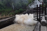 暴雨傾城，水控人冒雨排澇保暢通，守土盡責(zé)保供水安全！