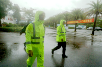 你們執(zhí)筆縱劍，馳騁考場(chǎng)；我們?nèi)σ愿埃诒┯曛斜ｑ{護(hù)航